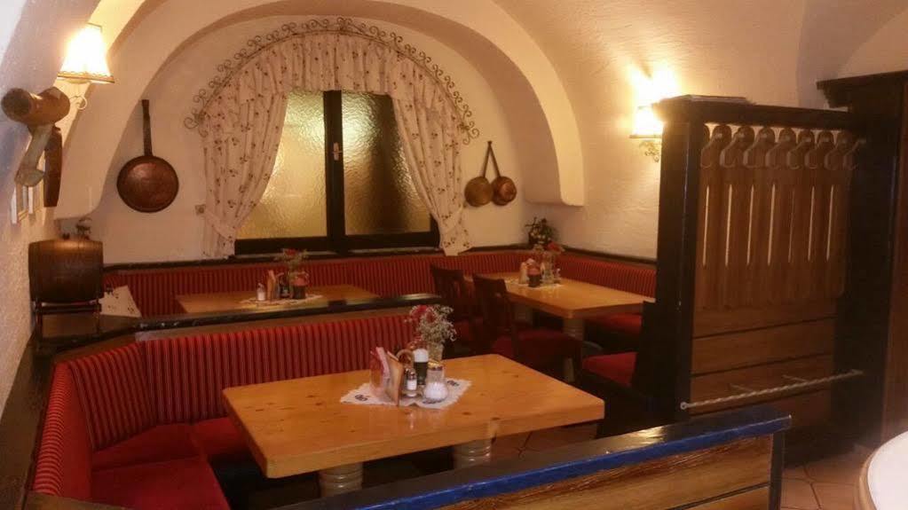 Gasthof - Restaurant Loecker Radstadt Exterior photo